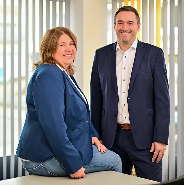 Silke Lazar (links) und Andre Korb (rechts) in einem Teamportrait.